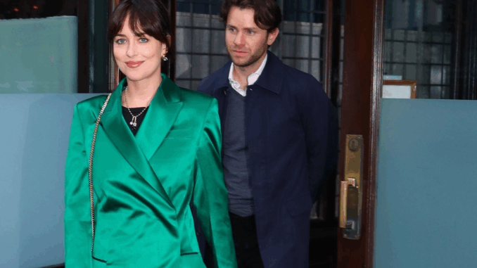 dakota-johnson-bgus-2373950-001