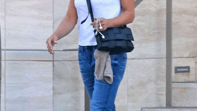 peo-jennifer-aniston-white-t-shi
