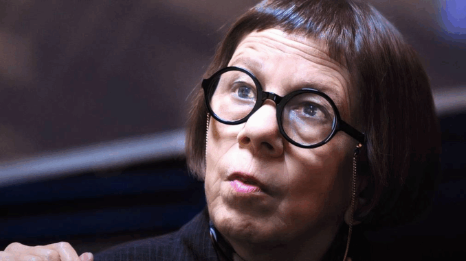 linda-hunt-as-hetty-lang-looking