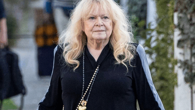 sally-struthers-walk-beverly-hil