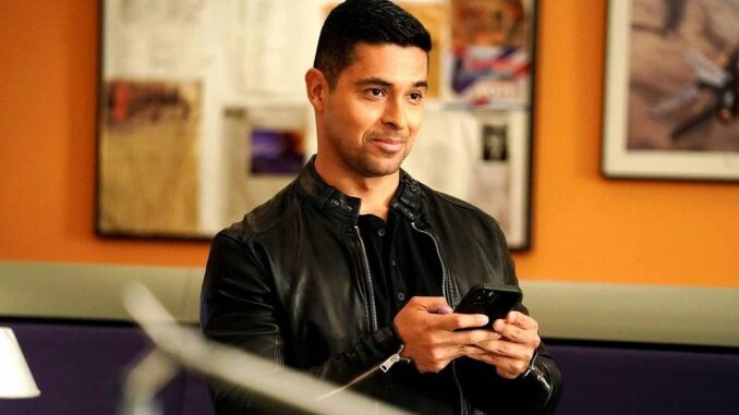torres-is-texting-on-the-phone-i