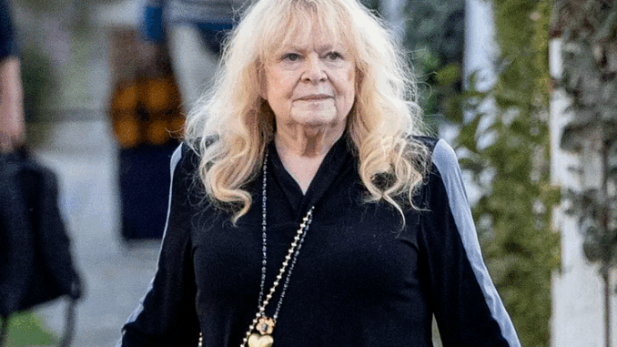 sally-struthers-walk-beverly-hil (1)