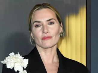 Kate Winslet and Leonardo DiCaprio Share a Kiss at Titanic Reunion md02